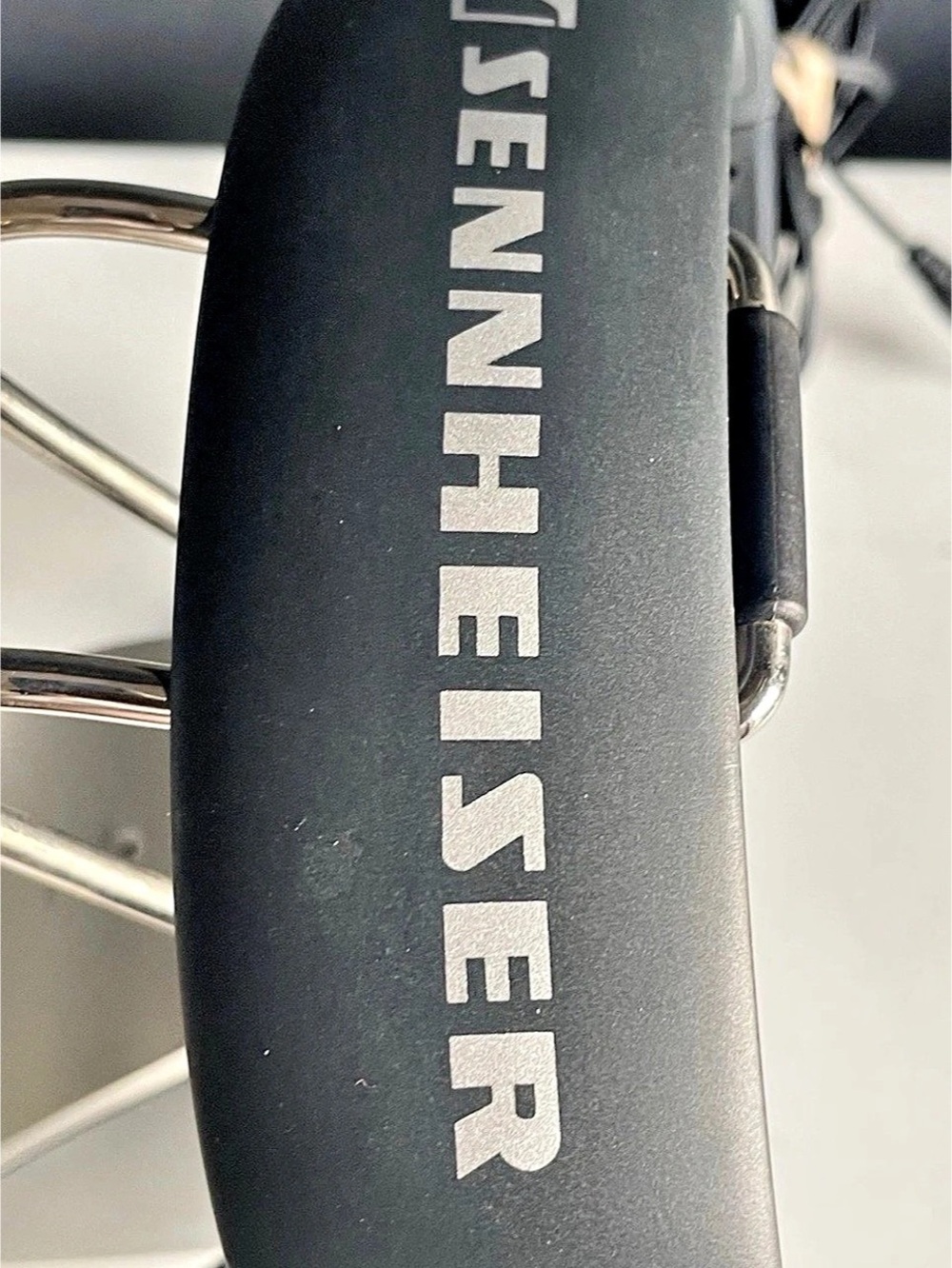 Sennheiser HDR 120 Wireless Headphones Black & White - Picture 5 of 16